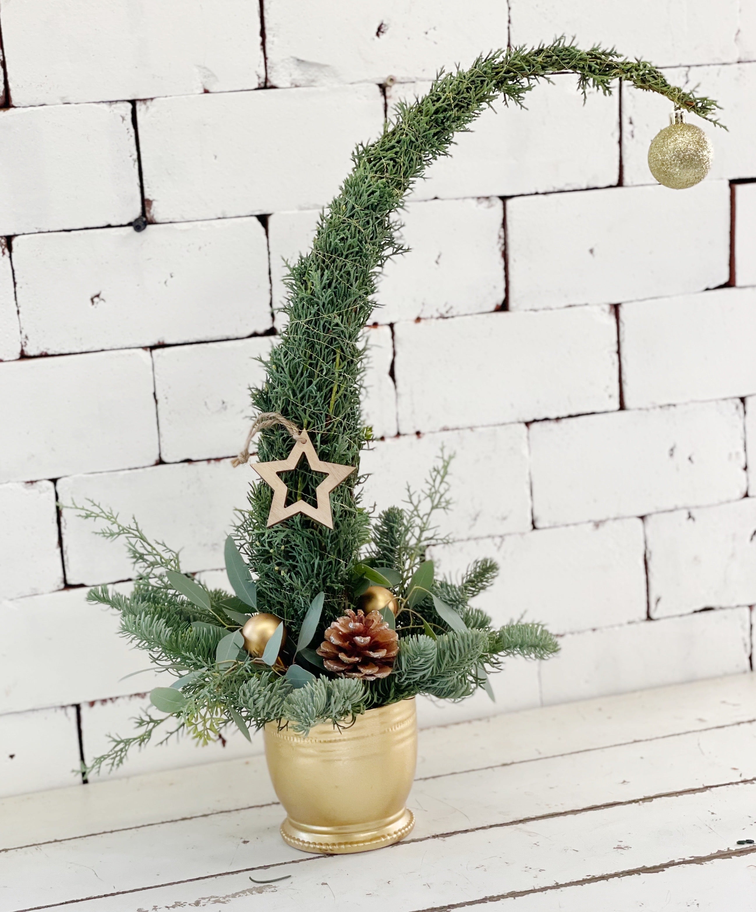 Grinch Tree (Gold Ornament)
